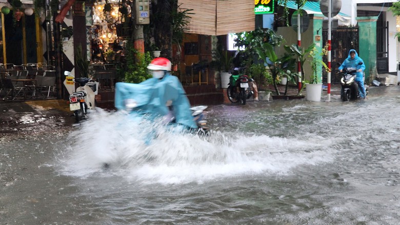 Mưa như tr&uacute;t, đường phố Quảng Ng&atilde;i ngập trong biển nước - Ảnh 4.