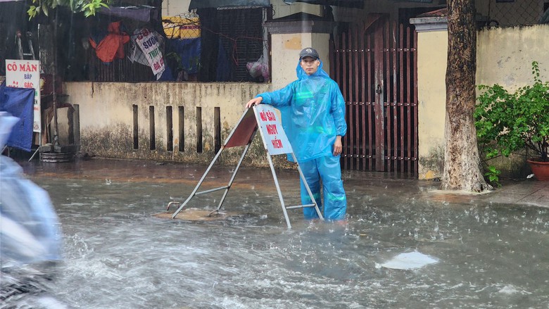 Mưa như tr&uacute;t, đường phố Quảng Ng&atilde;i ngập trong biển nước - Ảnh 5.