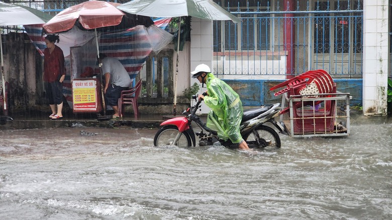 Mưa như tr&uacute;t, đường phố Quảng Ng&atilde;i ngập trong biển nước - Ảnh 6.