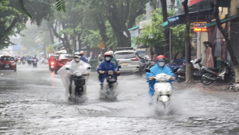Mưa như tr&uacute;t, đường phố Quảng Ng&atilde;i ngập trong biển nước - Ảnh 7.
