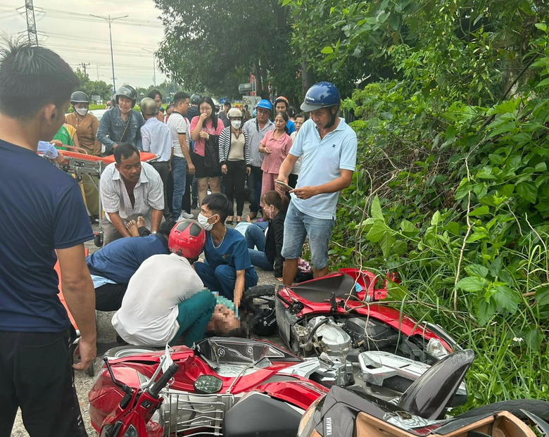 Đang điều tra vụ &ocirc; t&ocirc; t&ocirc;ng loạt xe m&aacute;y c&aacute;c phụ huynh chờ đ&oacute;n con, một người tử vong - Ảnh 2.