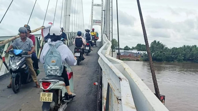 Xe tải h&agrave;ng chục tấn qua cầu 5 tấn, g&acirc;y hư hỏng nặng ở C&agrave; Mau - Ảnh 1.