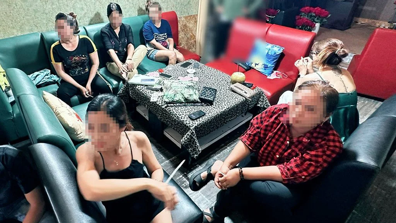 Triệt ph&aacute; sới bạc binh xập x&aacute;m n&uacute;p b&oacute;ng ph&ograve;ng tr&agrave; h&aacute;t cho nhau nghe - Ảnh 1.