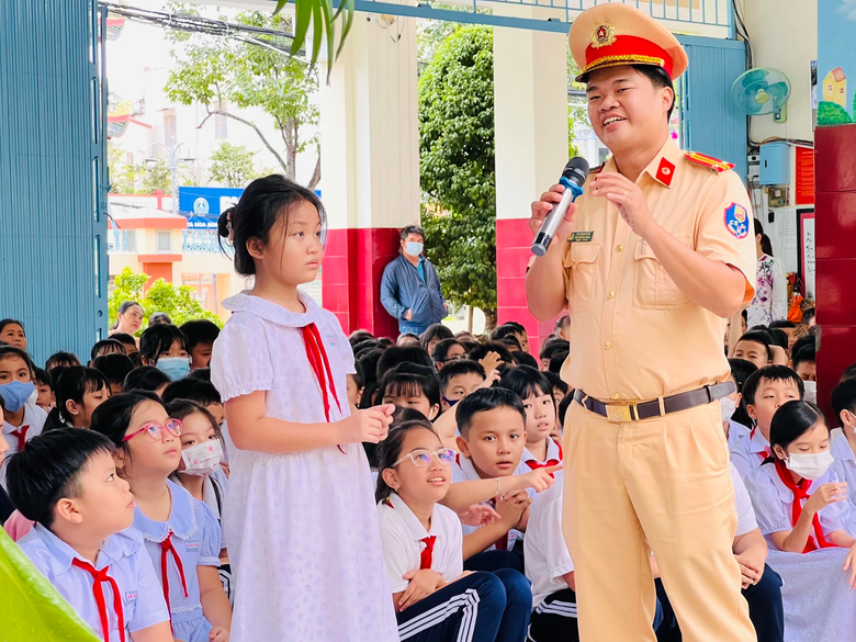 Cần Thơ: Đem kiến thức an to&agrave;n giao th&ocirc;ng đến c&aacute;c trường học - Ảnh 1.