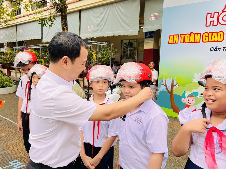 Cần Thơ: Đem kiến thức an to&agrave;n giao th&ocirc;ng đến c&aacute;c trường học - Ảnh 2.