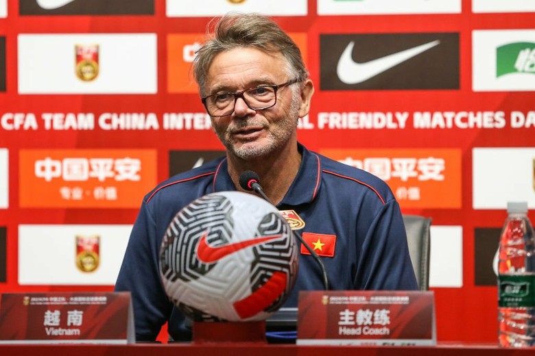 Báo Hàn Quốc tiết lộ bí mật bất ngờ về HLV Troussier trước trận gặp Việt Nam - Ảnh 1. Báo Hàn Quốc tiết lộ bí mật bất ngờ về HLV Troussier trước trận gặp Việt Nam - Ảnh 1.