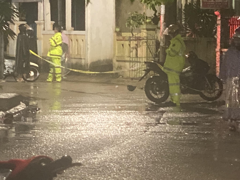 Hai học sinh điều khiển xe m&aacute;y t&ocirc;ng v&agrave;o cột điện, một người tử vong tại chỗ - Ảnh 1.