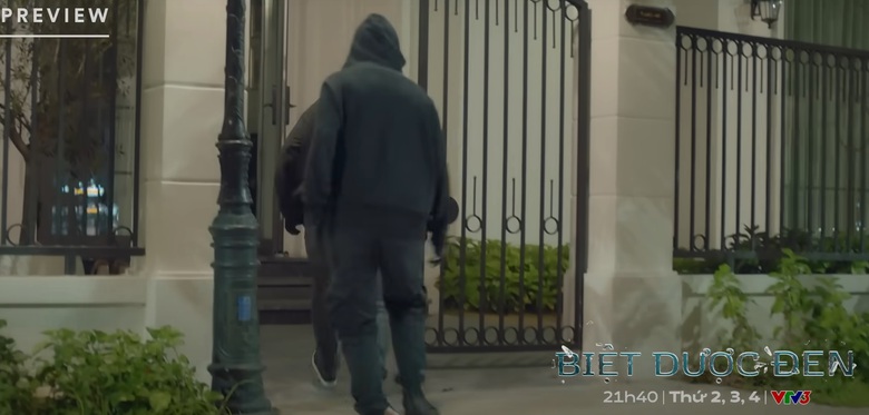 Cường c&ugrave;ng cộng sự đ&atilde; đột nhập v&agrave;o nh&agrave; &ocirc;ng Ho&agrave;ng để lấy trộm tập t&agrave;i liệu trong k&eacute;t sắt.