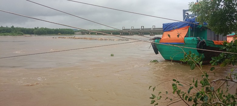 Nước lũ bao v&acirc;y, giao th&ocirc;ng chia cắt, h&agrave;ng trăm hộ d&acirc;n bị c&ocirc; lập - Ảnh 3.