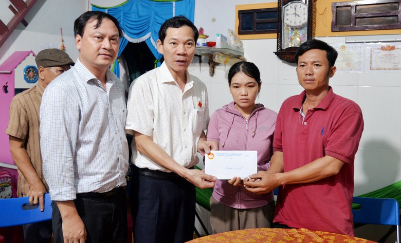 Vợ chồng ngư phủ kh&oacute;c nghẹn b&ecirc;n đ&ocirc;i t&agrave;u ch&aacute;y - Ảnh 5.