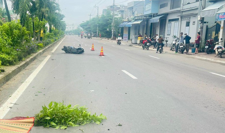 Tông vào dải phân cách giữa, người đàn ông đi xe máy tử vong - Ảnh 1. Tông vào dải phân cách giữa, người đàn ông đi xe máy tử vong - Ảnh 1.