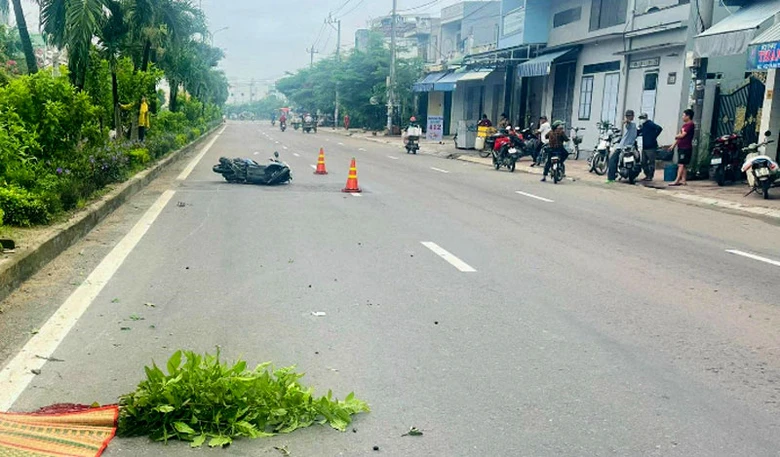 Tông vào dải phân cách giữa rồi ngã ra đường, anh K tử vong tại chỗ. Tông vào dải phân cách giữa rồi ngã ra đường, anh K tử vong tại chỗ.