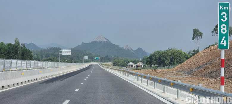 Điều tra vụ nghi đổ ho&aacute; chất l&ecirc;n mặt đường cao tốc - Ảnh 1.