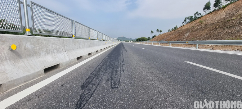 Điều tra vụ nghi đổ ho&aacute; chất l&ecirc;n mặt đường cao tốc - Ảnh 2.