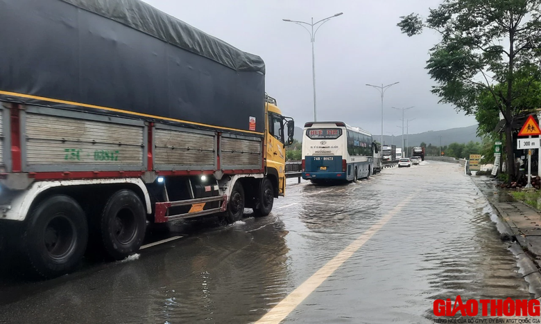 Thừa Thiên Huế: 2.062 tàu thuyền với 11.350 lao động đã vào bờ an toàn - Ảnh 2. Thừa Thiên Huế: 2.062 tàu thuyền với 11.350 lao động đã vào bờ an toàn - Ảnh 2.