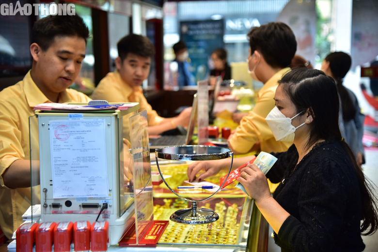 Giá vàng hôm nay 18/10: Vàng trong nước giảm sâu, nhà đầu tư mua vào ồ ạt? - Ảnh 1. Giá vàng hôm nay 18/10: Vàng trong nước giảm sâu, nhà đầu tư mua vào ồ ạt? - Ảnh 1.