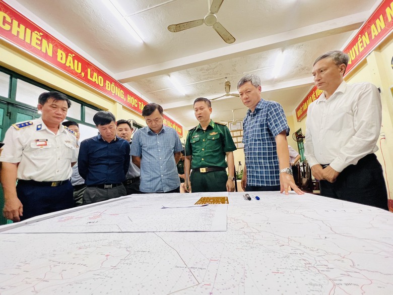 Ch&igrave;m t&agrave;u c&acirc;u mực Quảng Nam: Tận dụng thời gian v&agrave;ng cứu ngư d&acirc;n mất t&iacute;ch - Ảnh 1.