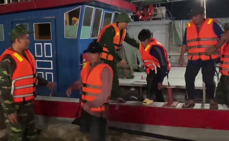 Vào cảng tránh thời tiết xấu, tàu cá 10 thuyền viên bị chìm được ứng cứu kịp thời - Ảnh 2. Vào cảng tránh thời tiết xấu, tàu cá 10 thuyền viên bị chìm được ứng cứu kịp thời - Ảnh 2.