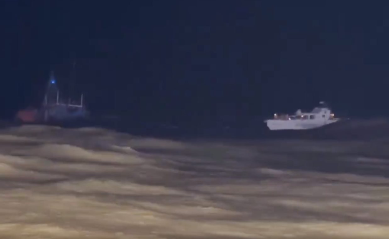 Vào cảng tránh thời tiết xấu, tàu cá 10 thuyền viên bị chìm được ứng cứu kịp thời - Ảnh 1. Vào cảng tránh thời tiết xấu, tàu cá 10 thuyền viên bị chìm được ứng cứu kịp thời - Ảnh 1.