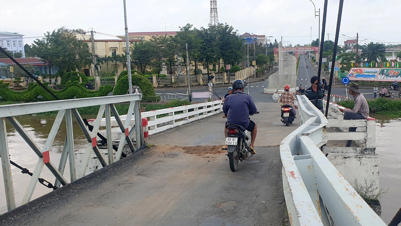 Truy tr&aacute;ch nhiệm để xảy ra vụ xe tải 31 tấn qua cầu treo 3,5 tấn - Ảnh 1.