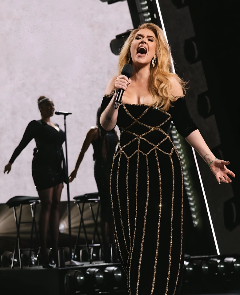 Adele mặc chiếc v&aacute;y thứ 2 do C&ocirc;ng Tr&iacute; thiết kế cho show Weekends with Adele 31  - Ảnh 7.