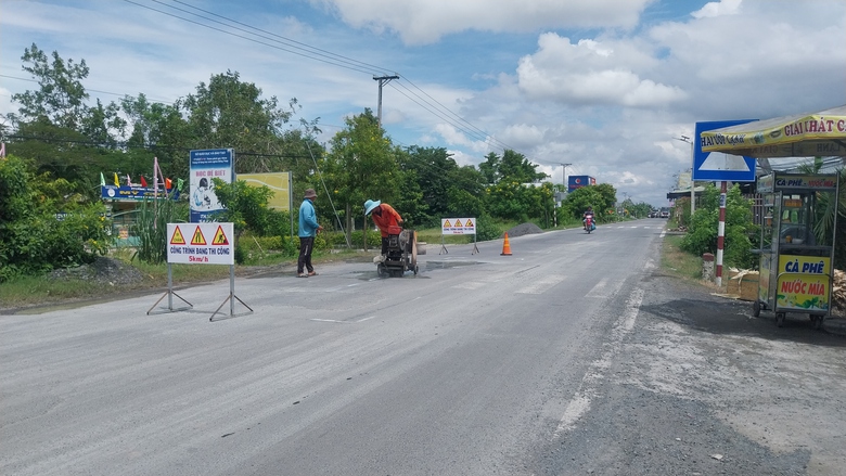 Khắc phục hư hỏng mặt đường Hồ Chí Minh đoạn qua Đồng Tháp - Ảnh 2. Khắc phục hư hỏng mặt đường Hồ Chí Minh đoạn qua Đồng Tháp - Ảnh 2.