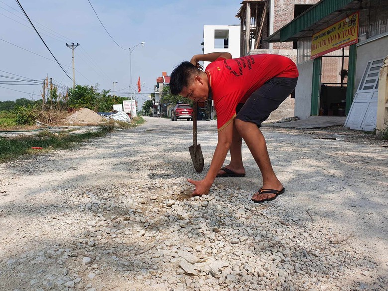Gần hai năm chưa l&agrave;m xong 2,4 kilomet đường li&ecirc;n x&atilde;  - Ảnh 4.