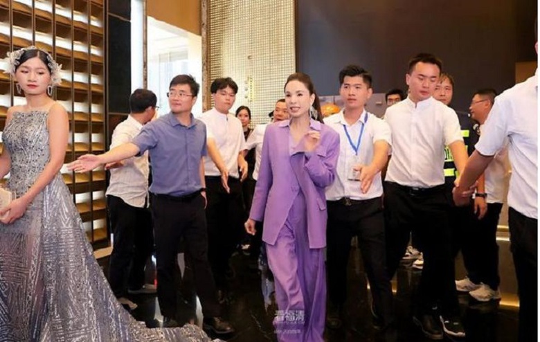 "Tiểu Long Nữ" L&yacute; Nhược Đồng lộ c&aacute;t s&ecirc; sự kiện cao ngất ngưởng - Ảnh 1.