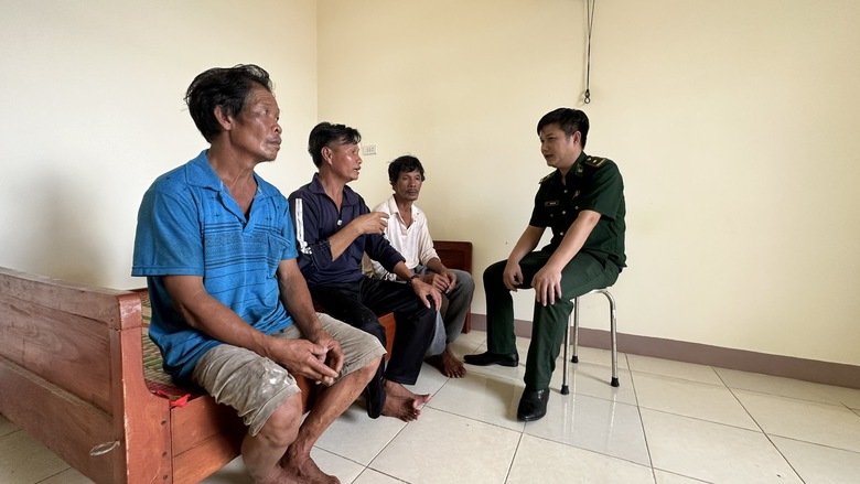 Ba ngư d&acirc;n tho&aacute;t chết thần kỳ sau gần 10 giờ b&aacute;m mảnh xốp tr&ocirc;i tự do giữa biển nổi s&oacute;ng - Ảnh 2.