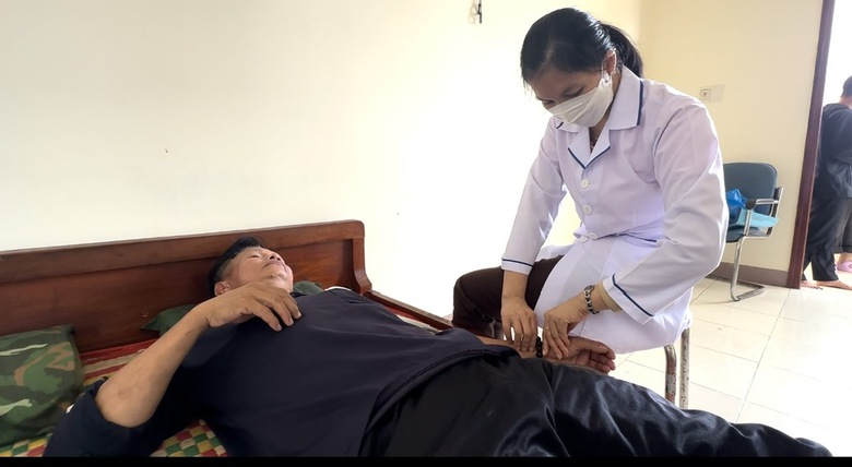 Ba ngư d&acirc;n tho&aacute;t chết thần kỳ sau gần 10 giờ b&aacute;m mảnh xốp tr&ocirc;i tự do giữa biển nổi s&oacute;ng - Ảnh 4.