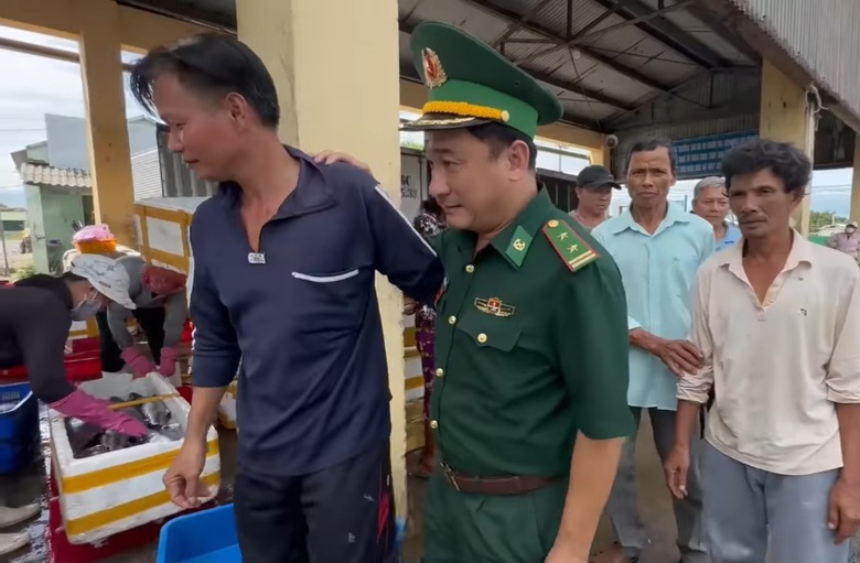 Ba ngư d&acirc;n tho&aacute;t chết thần kỳ sau gần 10 giờ b&aacute;m mảnh xốp tr&ocirc;i tự do giữa biển nổi s&oacute;ng - Ảnh 1.