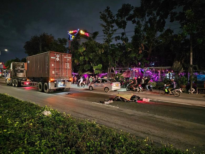Xe máy va chạm xe container, thanh niên tử vong tại chỗ - Ảnh 1. Xe máy va chạm xe container, thanh niên tử vong tại chỗ - Ảnh 1.