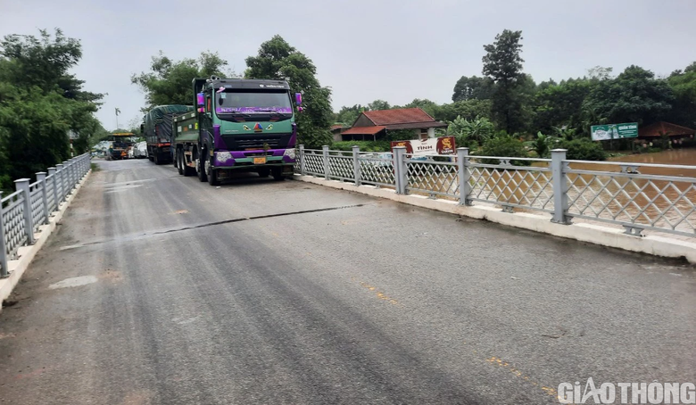 Nhiều nơi tại Huế, Quảng Trị ngập s&acirc;u, d&acirc;n di chuyển bằng thuyền, &ocirc; t&ocirc; l&ecirc;n cầu tr&aacute;nh lụt - Ảnh 6.