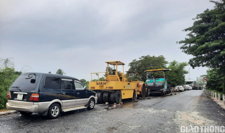 Nhiều nơi tại Huế, Quảng Trị ngập s&acirc;u, d&acirc;n di chuyển bằng thuyền, &ocirc; t&ocirc; l&ecirc;n cầu tr&aacute;nh lụt - Ảnh 7.