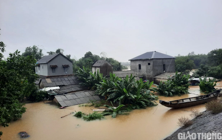 Nhiều nơi tại Huế, Quảng Trị ngập s&acirc;u, d&acirc;n di chuyển bằng thuyền, &ocirc; t&ocirc; l&ecirc;n cầu tr&aacute;nh lụt - Ảnh 14.