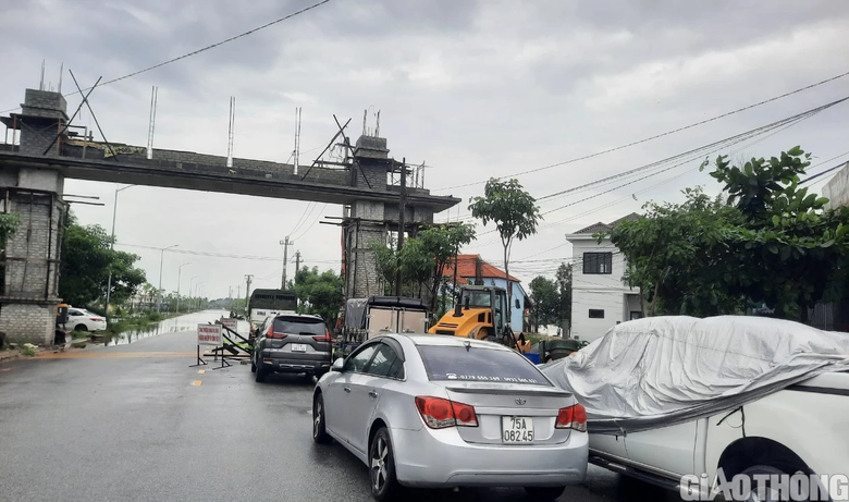 Nhiều nơi tại Huế, Quảng Trị ngập s&acirc;u, d&acirc;n di chuyển bằng thuyền, &ocirc; t&ocirc; l&ecirc;n cầu tr&aacute;nh lụt - Ảnh 15.