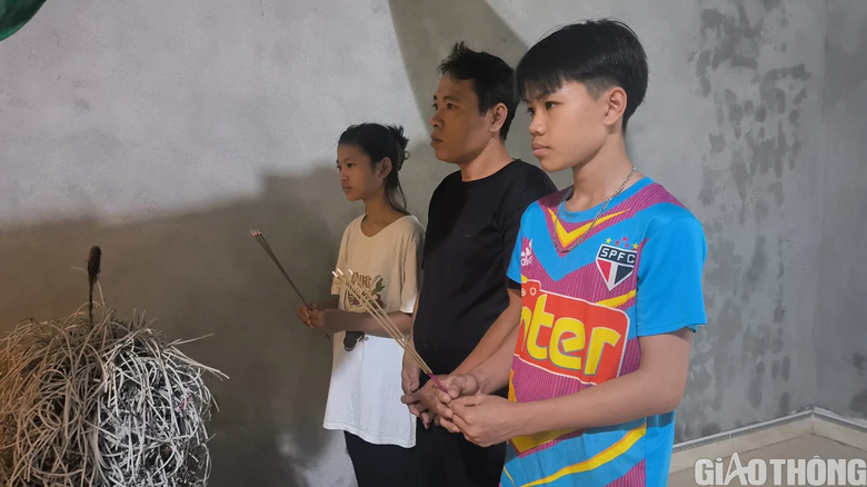 Vợ qua đời vì tai nạn để lại người chồng mang trọng bệnh nuôi 4 con thơ - Ảnh 1. Vợ qua đời vì tai nạn để lại người chồng mang trọng bệnh nuôi 4 con thơ - Ảnh 1.