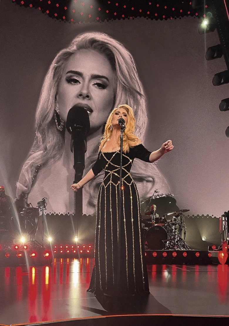 Adele mặc chiếc v&aacute;y thứ 2 do C&ocirc;ng Tr&iacute; thiết kế cho show Weekends with Adele 31  - Ảnh 2.