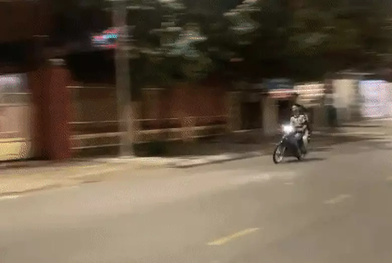 Bắt tạm giam qu&aacute;i xế chở bạn g&aacute;i 'tr&ecirc;u ngươi' chốt CSGT - Ảnh 1.