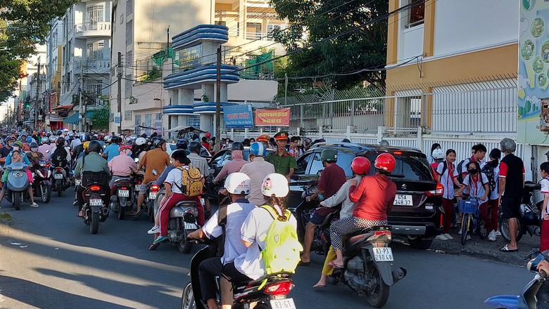 Xử l&yacute; h&agrave;ng chục t&agrave;i xế bất chấp biển cấm, l&aacute;i &ocirc; t&ocirc; v&agrave;o trường học ngay giờ cao điểm - Ảnh 2.