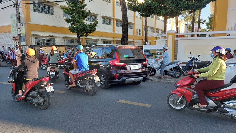 Xử l&yacute; h&agrave;ng chục t&agrave;i xế bất chấp biển cấm, l&aacute;i &ocirc; t&ocirc; v&agrave;o trường học ngay giờ cao điểm - Ảnh 1.