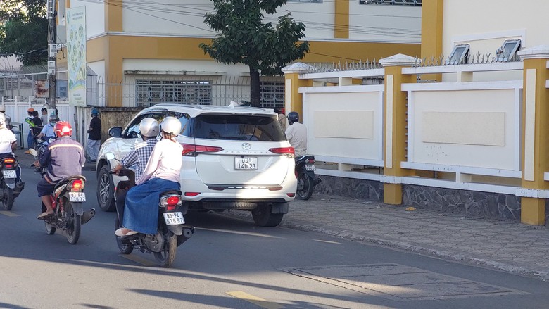 Xử l&yacute; h&agrave;ng chục t&agrave;i xế bất chấp biển cấm, l&aacute;i &ocirc; t&ocirc; v&agrave;o trường học ngay giờ cao điểm - Ảnh 3.