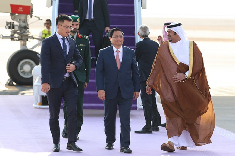 Thủ tướng đến Saudi Arabia, bắt đầu lịch tr&igrave;nh l&agrave;m việc d&agrave;y đặc - Ảnh 1.