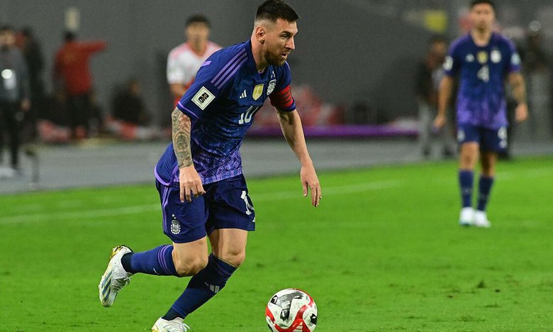 Messi cho Ronaldo &ldquo;h&iacute;t kh&oacute;i&rdquo; tr&ecirc;n bảng xếp hạng đặc biệt  - Ảnh 1.