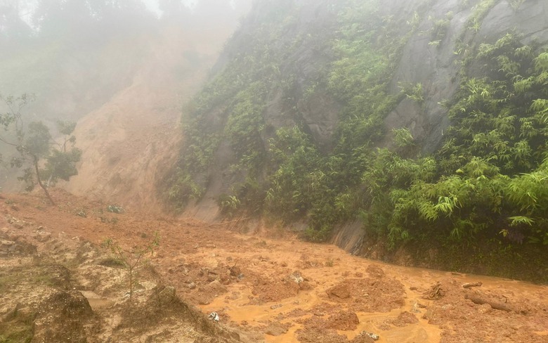 Mưa lớn, đất đ&aacute; sạt trượt g&acirc;y tắc đường Hồ Ch&iacute; Minh