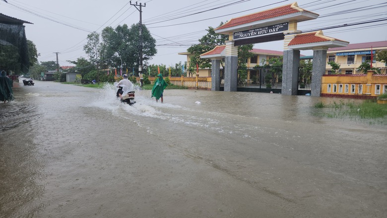 Mưa lớn, nhiều nơi tại Quảng Trị, Huế đang bị ngập s&acirc;u - Ảnh 4.
