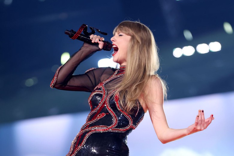 Taylor Swift trong buổi trình diễn tại The Eras Tour. (Nguồn: The Ringer)