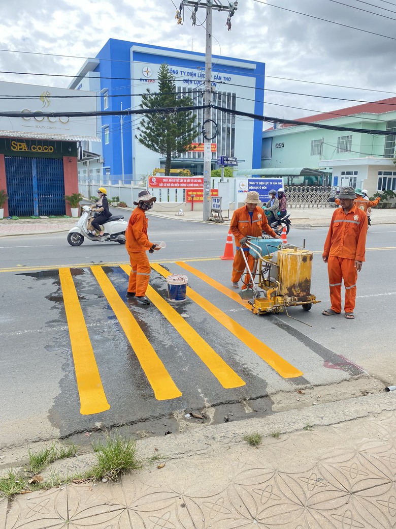Cần Thơ: Nh&acirc;n rộng m&ocirc; h&igrave;nh thảm an to&agrave;n giao th&ocirc;ng cho học sinh qua đường - Ảnh 1.