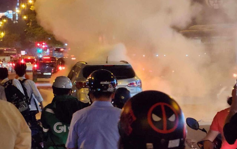 Chiếc ô tô Santa Fe bốc cháy khiến đoạn đường Trần Phú bị ùn tắc. Chiếc ô tô Santa Fe bốc cháy khiến đoạn đường Trần Phú bị ùn tắc.