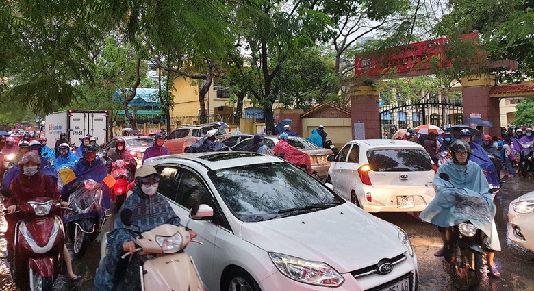 H&agrave; Nội sắp th&iacute; điểm ATGT khu vực trước cổng trường học - Ảnh 1.